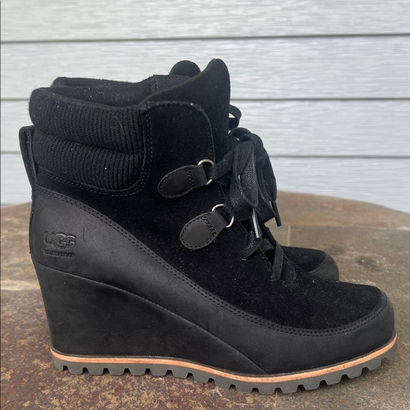 UGG Kriston Wedge Waterproof Booties sz 8 s/n 110629 - Picture 1 of 9